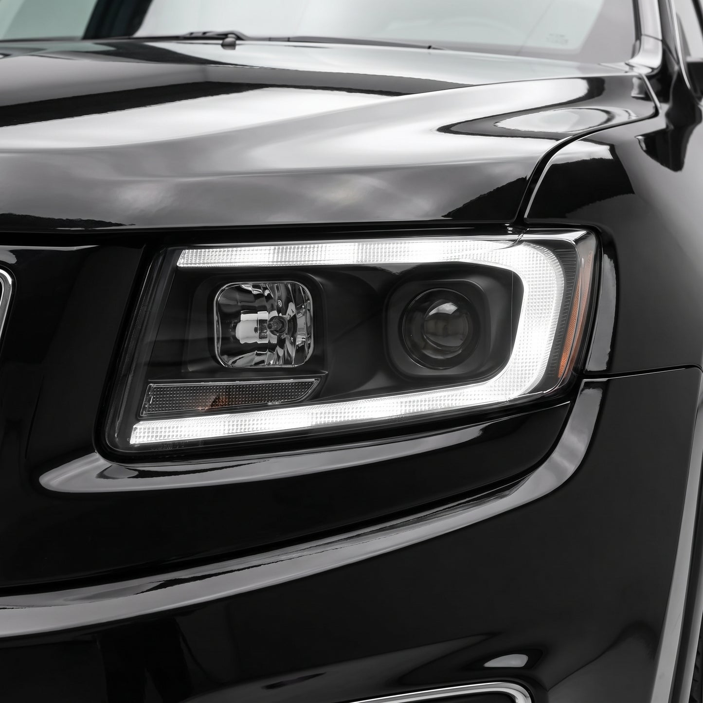 Jeep Grand Cherokee WK2 (2011- 2013) LED DRL Projector Headlights + Sequential Indicators LH + RH