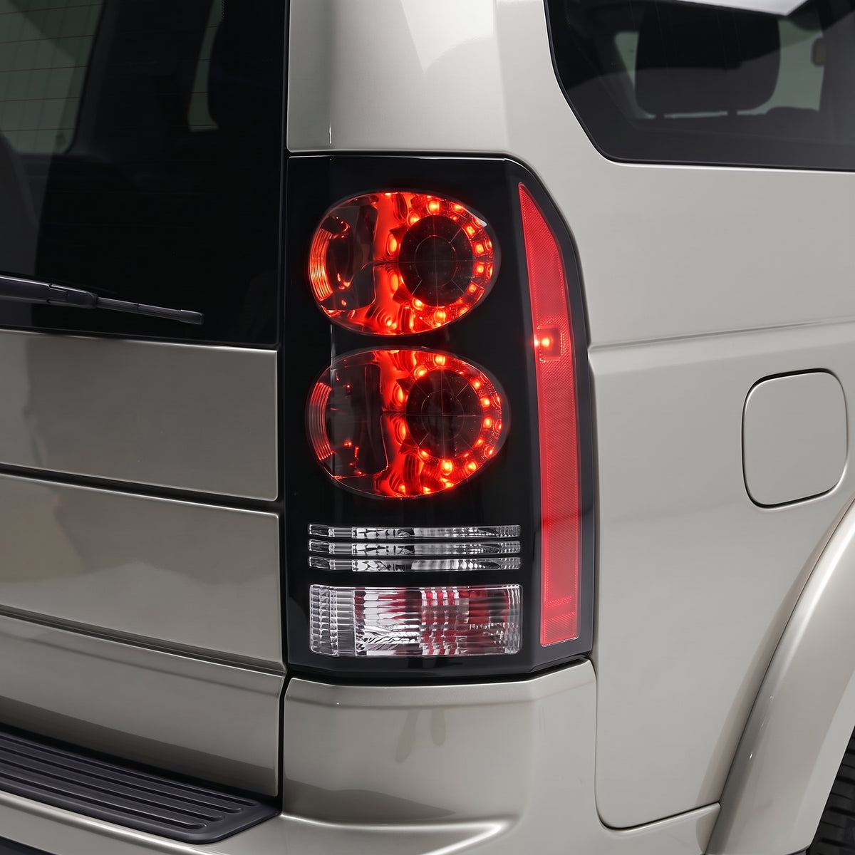 Land Rover Discovery III / IV L319 (2005 - 2016) Black Update LED Tail Lights LH + RH installed close-up