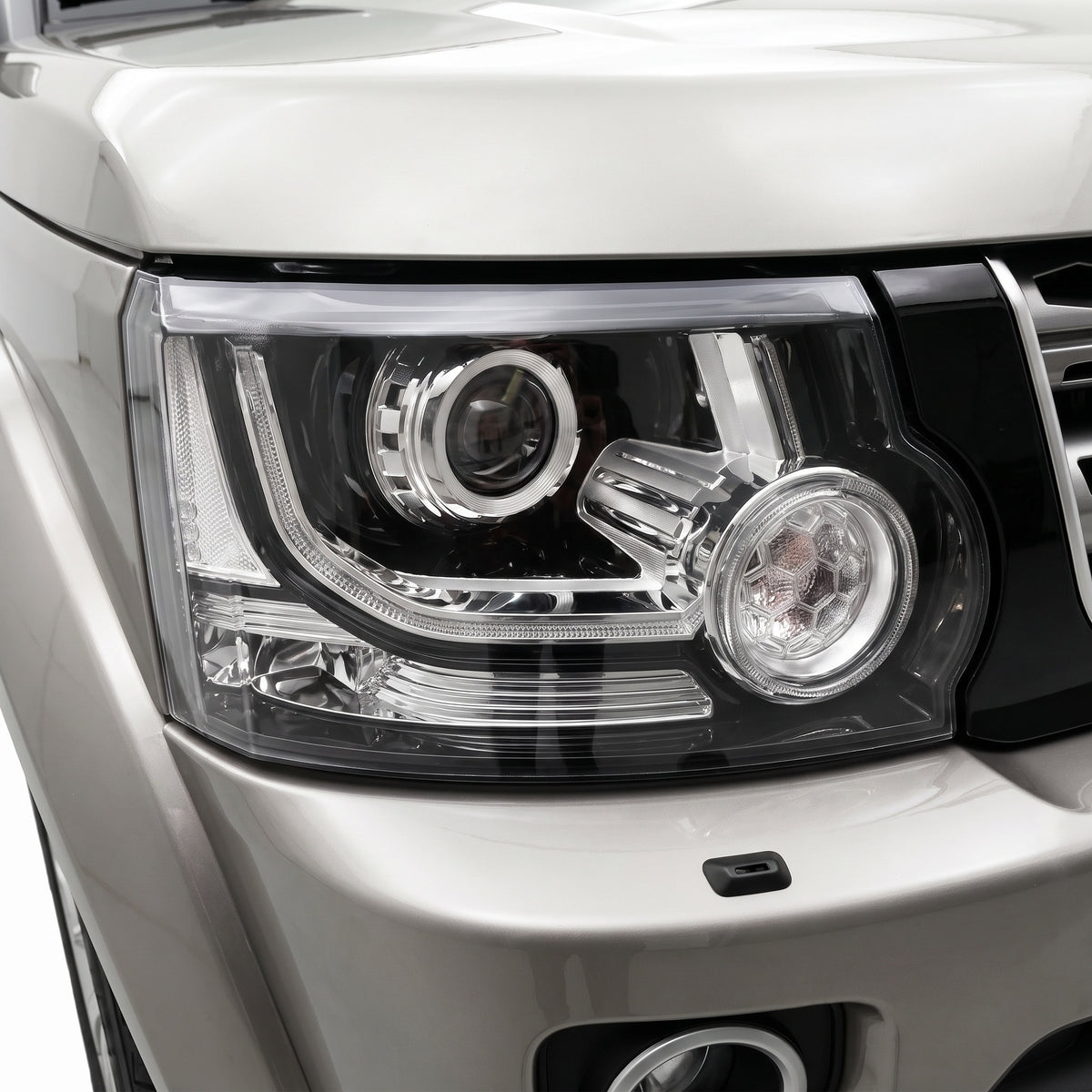 Land Rover Discovery IV L319 (2014 - 2016) Full LED DRL Headlights LH + RH installed close-up