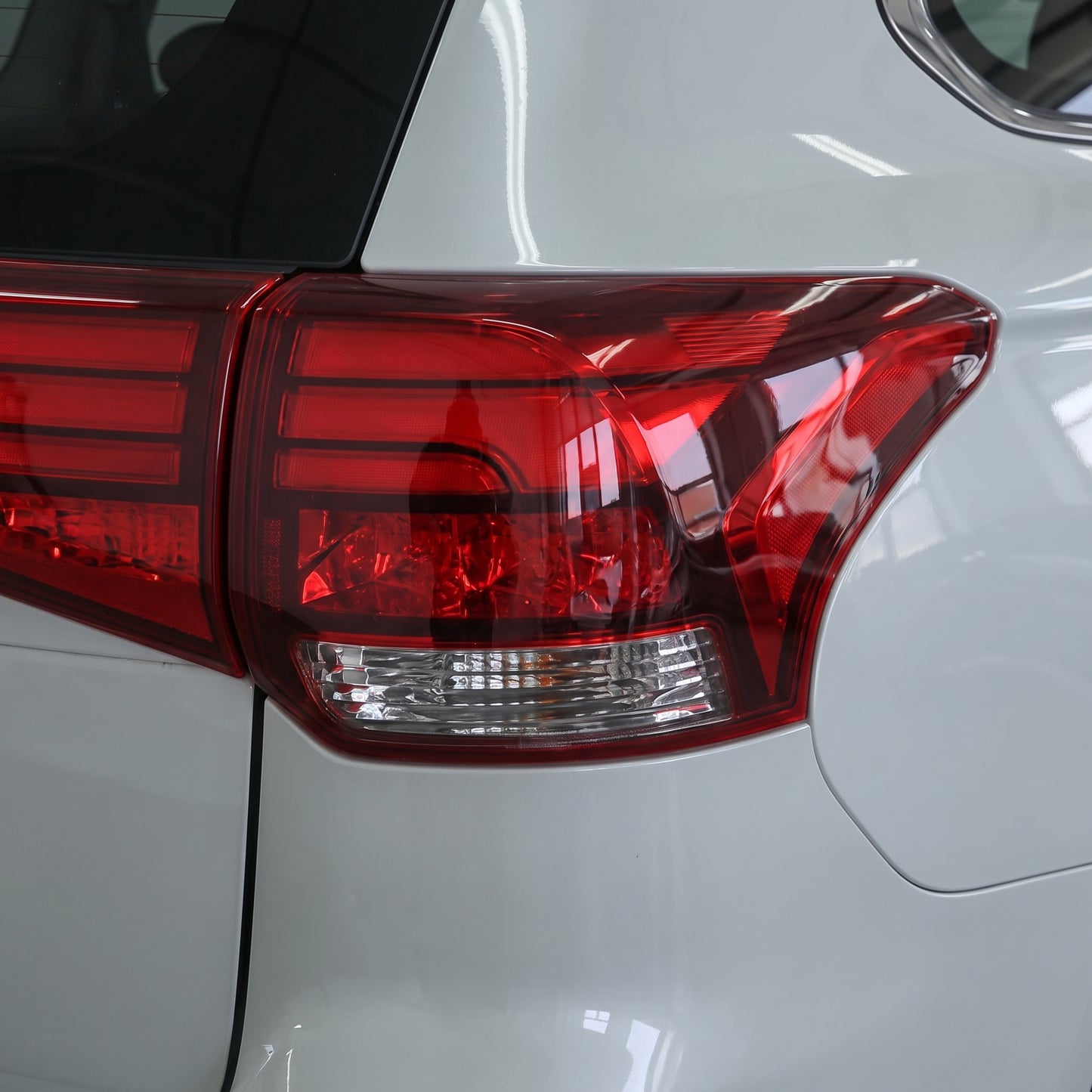 Mitsubishi Outlander ZK / ZL (2015 - 2020) LED Tail Lights LH + RH