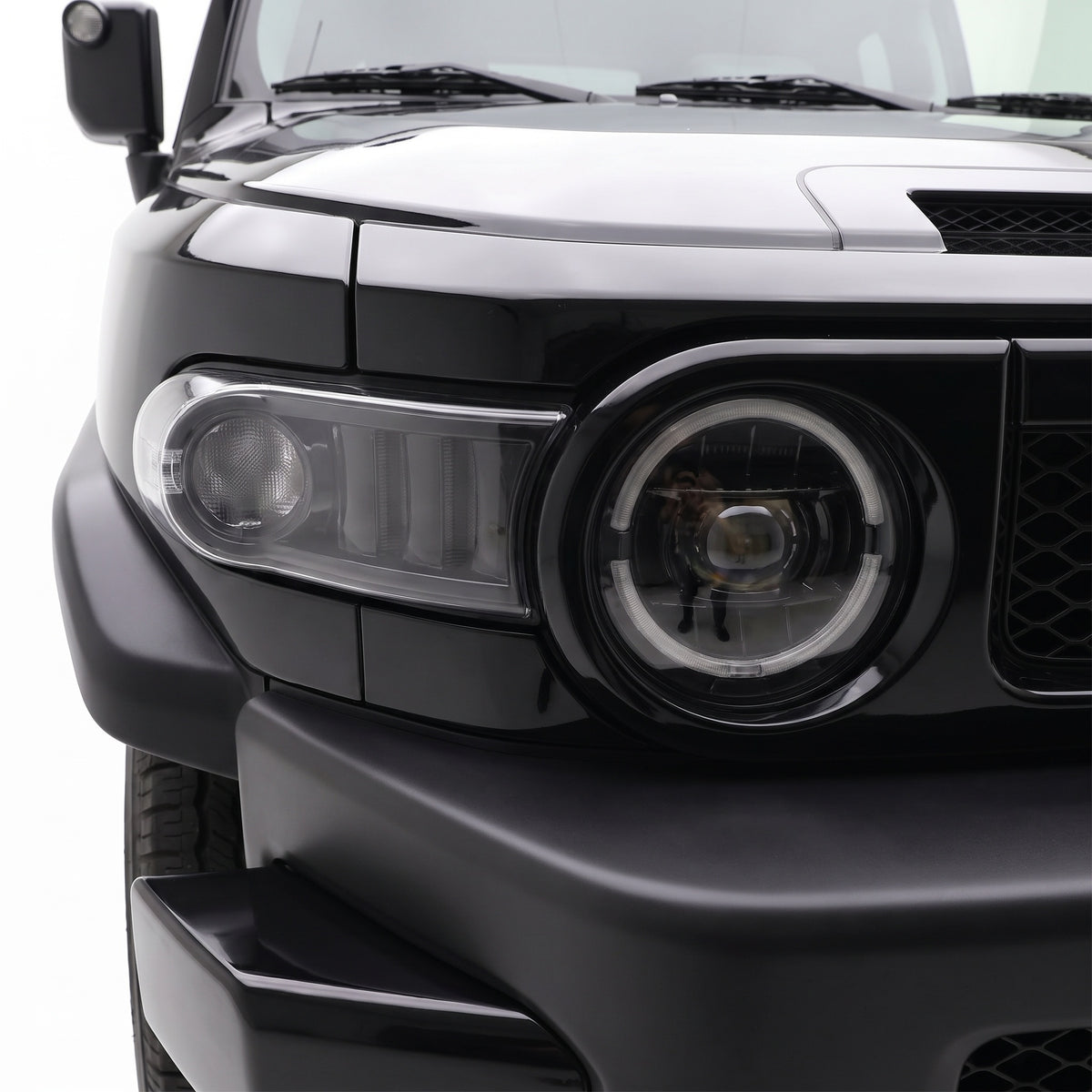 Toyota FJ Cruiser GSJ10R (2006- 2022) Full LED Dual Beam HALO DRL Projector Headlights LH + RH installed close-up