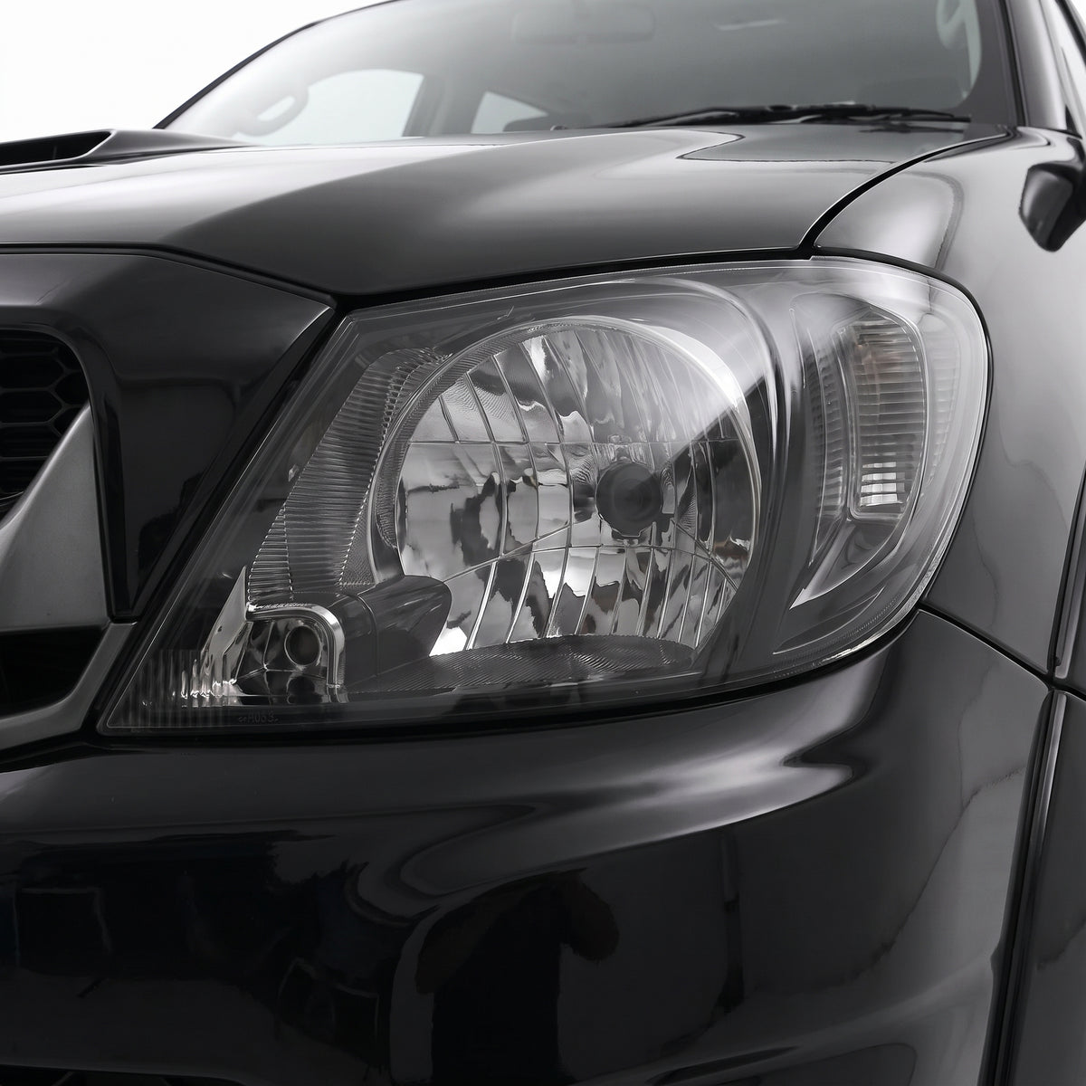Toyota HiLux GGN / KUN / TGN Ute (2005 - 2012) Smoked Corner Lights Clear Headlights LH + RH installed close-up
