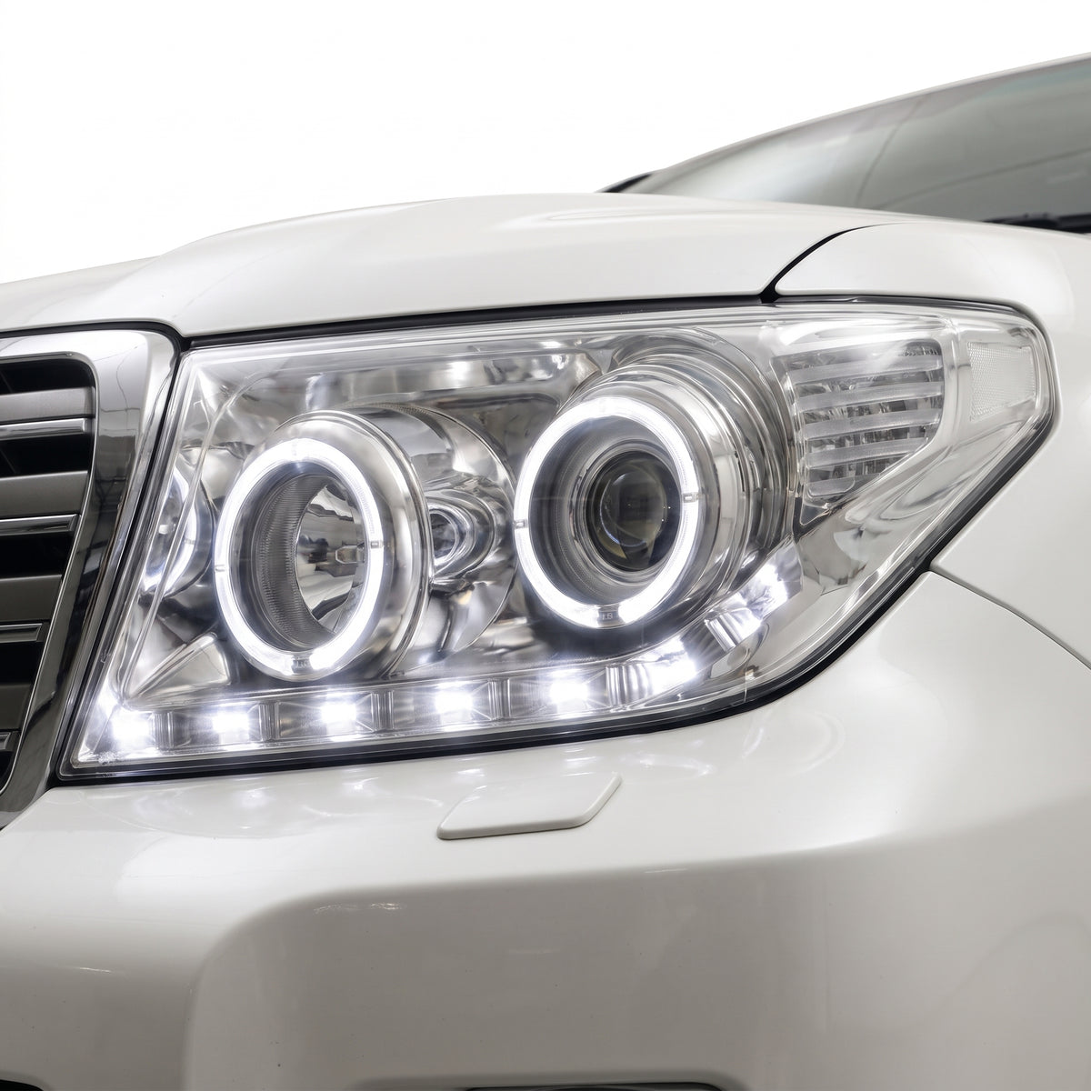 Toyota LandCruiser 200 Series VX / Sahara (2015 - 2021) LED With Auto Levelling & DRL Headlights LH + RH installed close-up