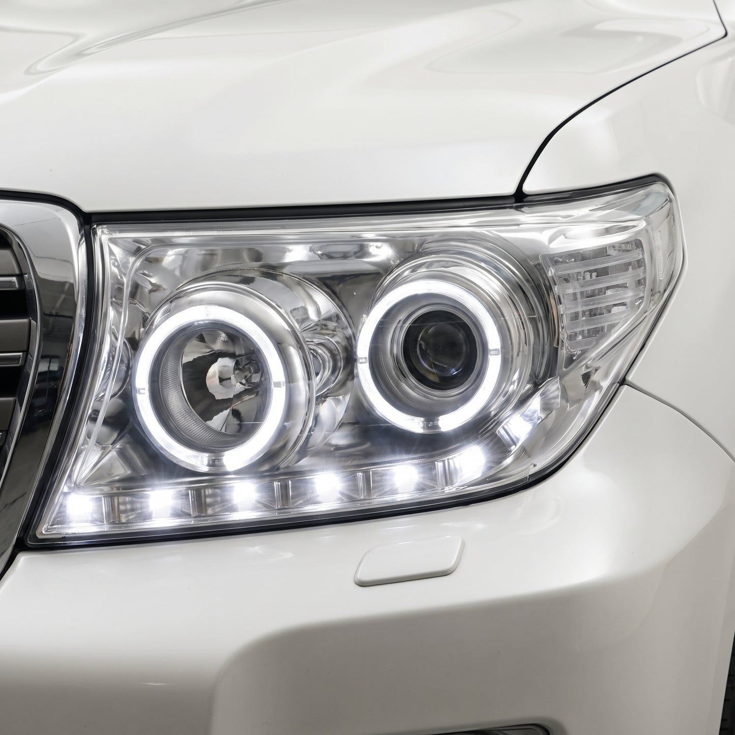 Toyota LandCruiser 200 Series VX / Sahara (2015 - 2021) LED With Auto Levelling & DRL Headlights LH + RH